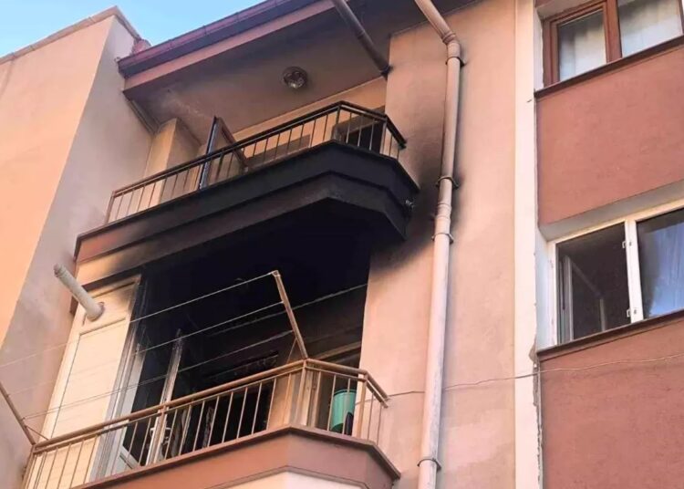 Yangından korkup balkondan atlayan yaşlı hayatını kaybetti