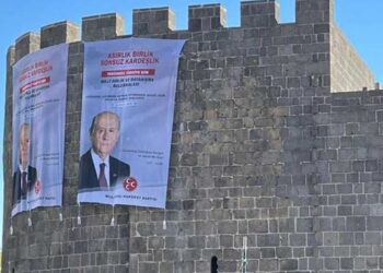 Devlet Bahçeli’nin posteri Diyarbakır Surları’na asıldı