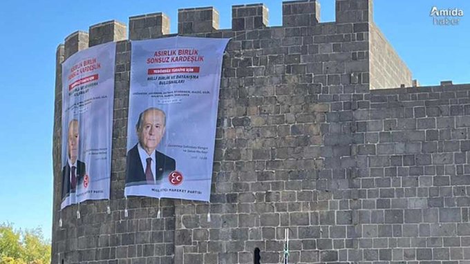 Devlet Bahçeli'nin posteri Diyarbakır Surları'na asıldı 1 Devlet Bahçeli’nin posteri Diyarbakır Surları’na asıldı