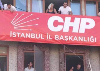 Bahçelievler’deki binaya CHP İstanbul İl Başkanlığı yazısı asıldı