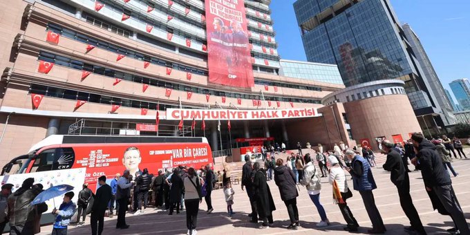 Gaz maskeleri, makarnalar, bisküviler hazır… CHP Genel Merkezi'nde 'mutlak butlan' nöbeti başladı 1 Gaz maskeleri, makarnalar, bisküviler hazır… CHP Genel Merkezi’nde ‘mutlak butlan’ nöbeti başladı