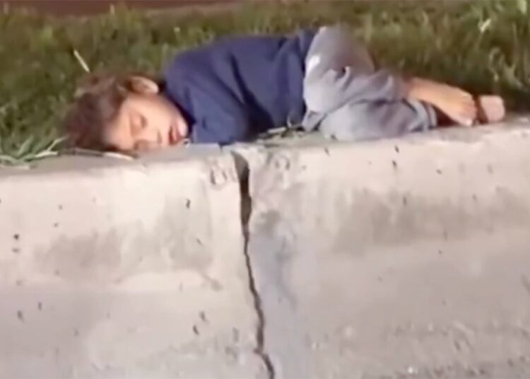 Sokakta uyuyan çocuk ve kardeşleri koruma altına alındı