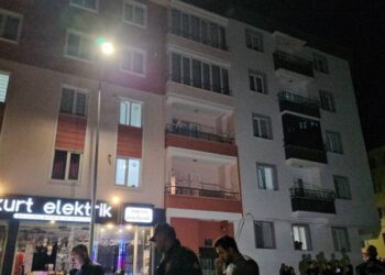 İki kadın pompalı tüfekle apartmanı taradı