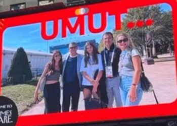 Erdoğan’ın ziyareti sırasında Times Meydanı’nda Özel ve İmamoğlu’nun fotoğrafı yansıtıldı