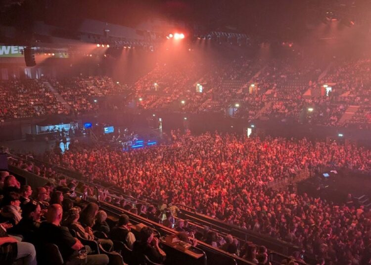 Ünlü sanatçılar Gazze için 1,5 milyon sterlin bağış topladı 1 Ünlü sanatçılar Gazze için 1,5 milyon sterlin bağış topladı