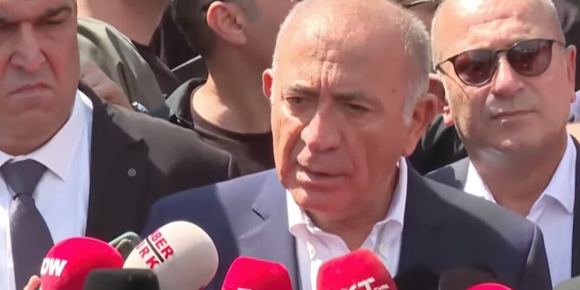 Anasayfa 71 Kayyım Gürsel Tekin polis desteğiyle CHP il binasına girdi