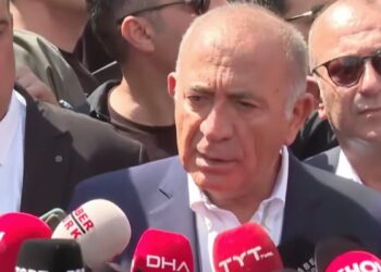 Kayyım Gürsel Tekin polis desteğiyle CHP il binasına girdi