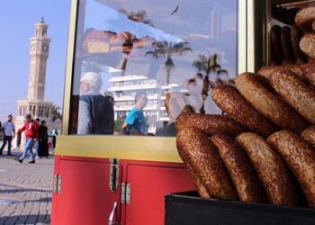 Onaylandı: İzmir’de simit 20 TL oldu