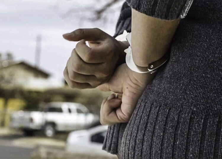 25 yıl önce 2 aylık kardeşini öldüren kadın ihbar üzerine yakalandı