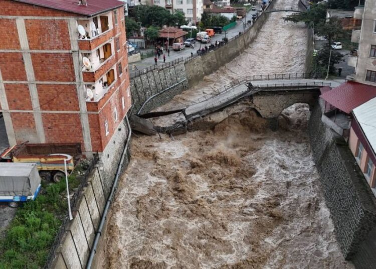 Sel, Artvin Borçka'daki tarihi köprüyü yıktı 1 Sel, Artvin Borçka’daki tarihi köprüyü yıktı