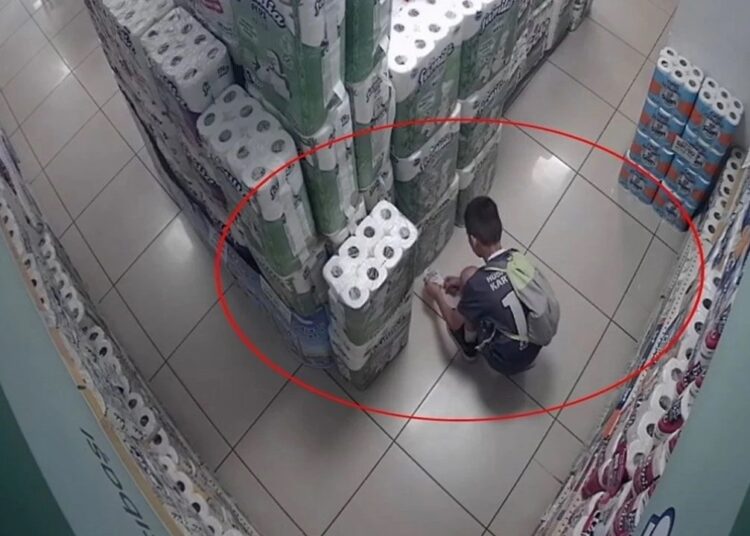 Markette peçeteleri yakan çocuk, devlet korumasına alındı 1 Markette peçeteleri yakan çocuk, devlet korumasına alındı