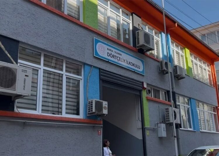 Öğretmen parmağı kopan çocuğu derste tuttu