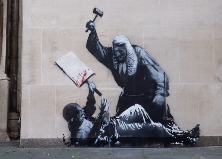 Duvara çizdiği ‘hâkim’ resmi tepki çeken Banksy, kimliğinin ifşa olması riskiyle karşı karşıya