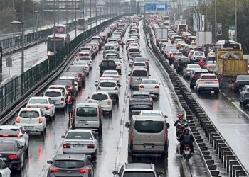 Yağış nedeniyle İstanbul’da trafik yoğunluğu yüzde 80’e ulaştı