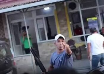 Sokak zorbasının videosunu çekti gözaltına alındı