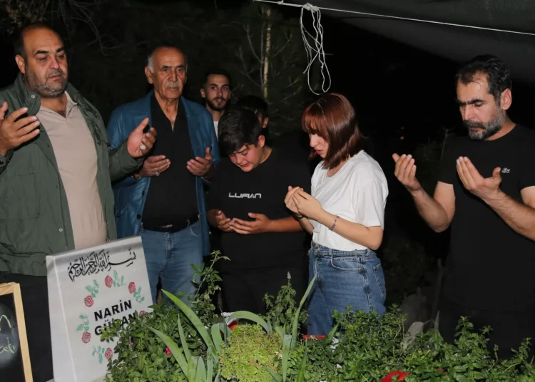 Narin Güran cinayetinde tahliye olan 3 kişi Narin'in mezarını ziyaret etti 1 Narin Güran cinayetinde tahliye olan 3 kişi Narin’in mezarını ziyaret etti