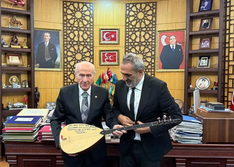 Sanatçı Yavuz Bingöl, Bahçeli’yi ziyaret etti