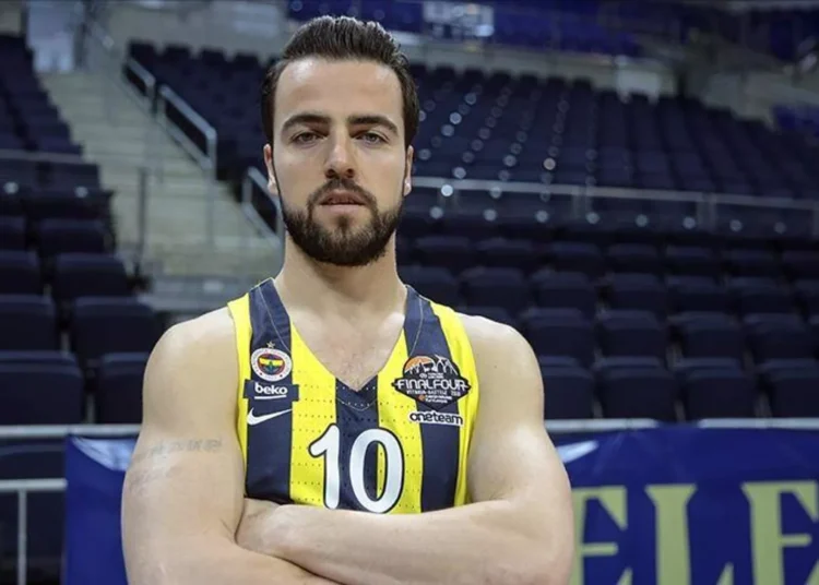 Fenerbahçe'nin kaptanı alkollü araç kullanırken yakalandı, ehliyetine el konuldu 1 Fenerbahçe’nin kaptanı alkollü araç kullanırken yakalandı, ehliyetine el konuldu