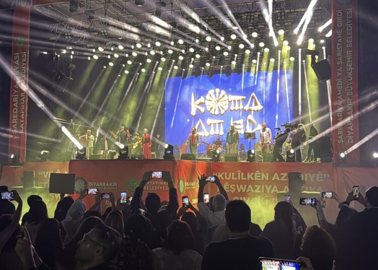 “Koma Amed”, 30 yıl sonra Diyarbakır’da konser verdi