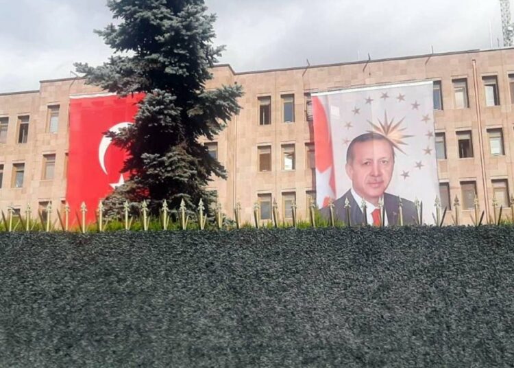 Cumhuriyet tarihinde ilk: TSK binalarına Erdoğan'ın posteri asıldı 1 Cumhuriyet tarihinde ilk: TSK binalarına Erdoğan’ın posteri asıldı