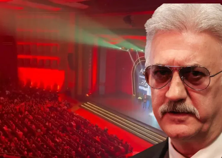 Afife Tiyatro Ödülleri'nde 'Tamer Karadağlı' protestosu 1 Afife Tiyatro Ödülleri’nde ‘Tamer Karadağlı’ protestosu