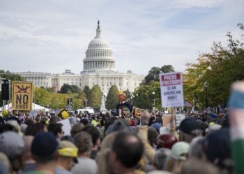 ABD’de milyonlarca kişi, Trump'a karşı 'Krallara hayır' gösterileri düzenledi 3 ABD’de milyonlarca kişi, Trump’a karşı ‘Krallara hayır’ gösterileri düzenledi