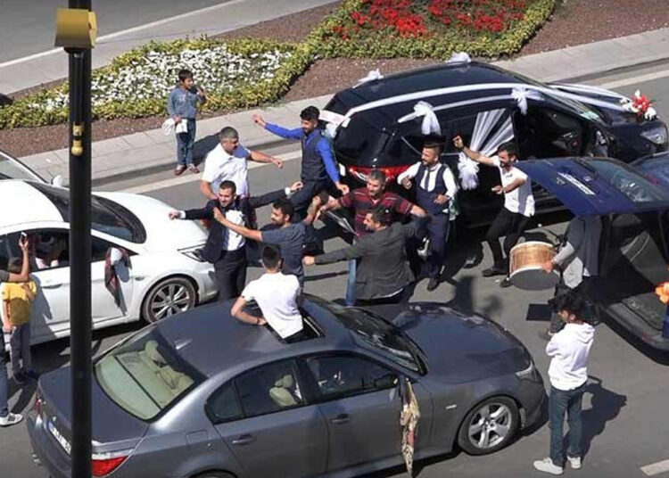 Konvoyla yol kapatanların ehliyeti ve araçları 120 gün süreyle alınacak 1 Konvoyla yol kapatanların ehliyeti ve araçları 120 gün süreyle alınacak