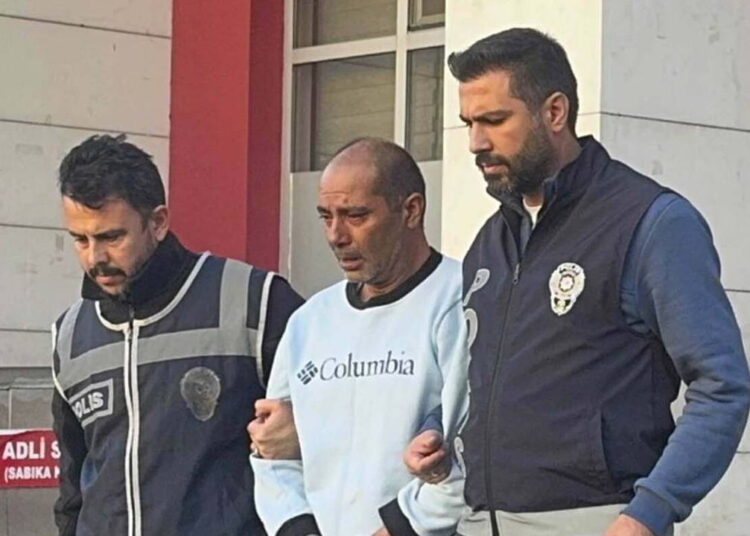 Manisa’da 3 çocuk annesi eşini tüfekle öldüren zanlı tutuklandı 1 Manisa’da 3 çocuk annesi eşini tüfekle öldüren zanlı tutuklandı
