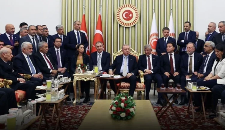 Özgür Özel: 'O fotoğrafları Erdoğan çektirip servis ettirdi' 1 Özgür Özel: ‘O fotoğrafları Erdoğan çektirip servis ettirdi’