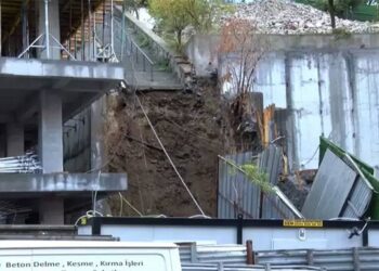 İstanbul’da sağanak bilançosu: Şişli’de yol çöktü, Beşiktaş’ta toprak kaydı