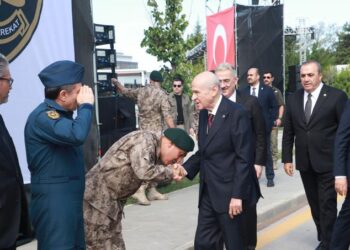 Bahçeli’nin elini öpen polis amiri ve yardımcısından suç duyurusu