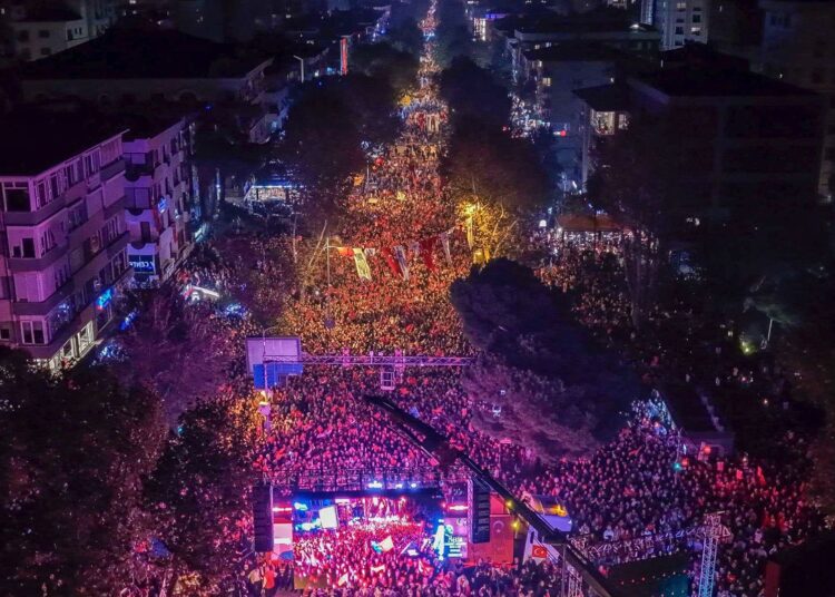 Kadıköy'de on binler 'Cumhuriyet yürüyüşü' yaptı 1 Kadıköy’de on binler ‘Cumhuriyet yürüyüşü’ yaptı