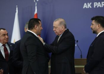 AK Parti’ye katılımlar sürüyor: 7 belediye başkanına rozetlerini Erdoğan taktı