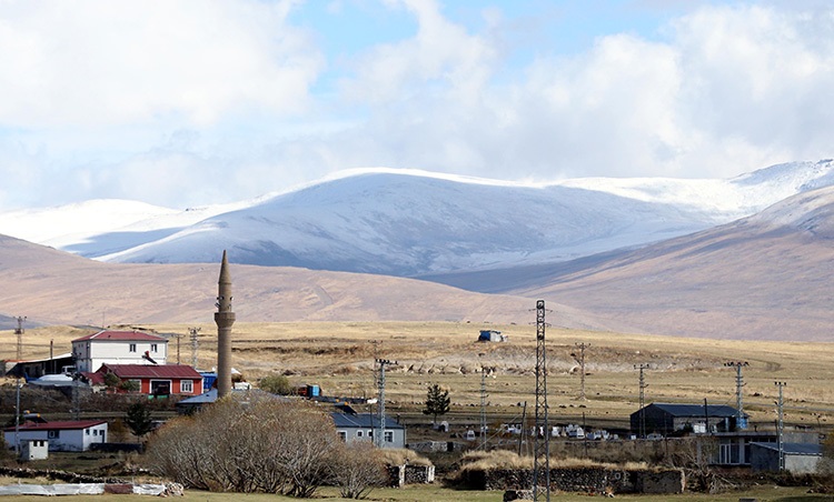 Kış erken geldi, Ardahan'da tepeler beyaza büründü 1 Kış erken geldi, Ardahan’da tepeler beyaza büründü