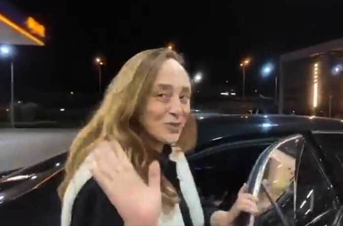 Evinde bayılan Ayşe Barım hastaneye kaldırıldı 1 Evinde bayılan Ayşe Barım hastaneye kaldırıldı