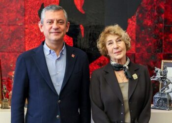 Rozetini Özgür Özel taktı: Yazar Ayşe Kulin CHP’ye katıldı