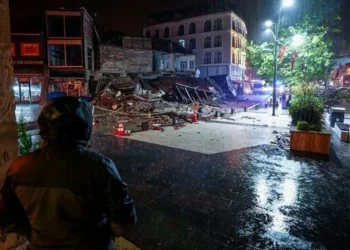 Balıkesir depremi: İki ilde okullar tatil edildi, 3 bina ve bir dükkan yıkıldı