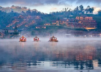 Küçük bir krallık mutluluğu anayasaya yazdı, biz hâlâ geçim derdi konuşuyoruz I Suna Yaman yazdı