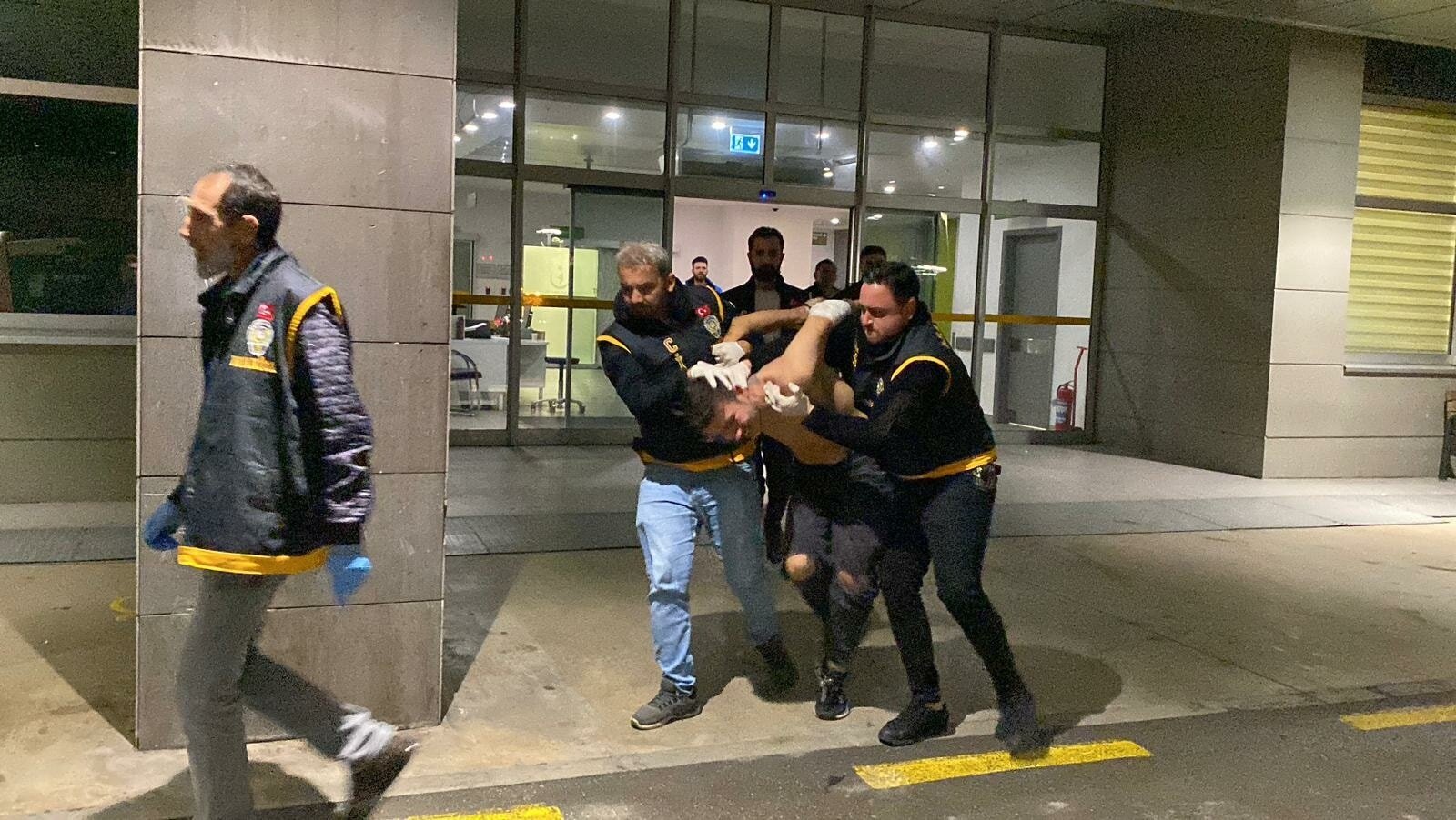 Abi dehşeti kamerada: Kardeşinin üzerine kaynar su döküp özür diletti 2 Abi dehşeti kamerada: Kardeşinin üzerine kaynar su döküp özür diletti