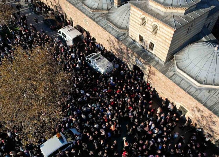 Çöken binada hayatını kaybedenler son yolculuğuna uğurlandı