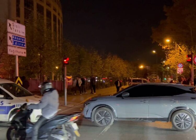Ankara'dan Çağlayan'a giden CHP otobüsünün önünü polisler kesti 1 Ankara’dan Çağlayan’a giden CHP otobüsünün önünü polisler kesti