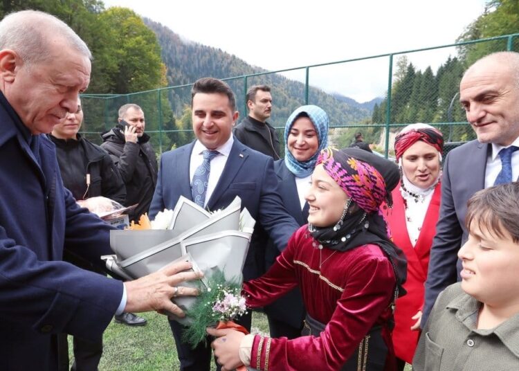 Cumhurbaşkanı Erdoğan, memleketinde vatandaşlarla bir araya geldi