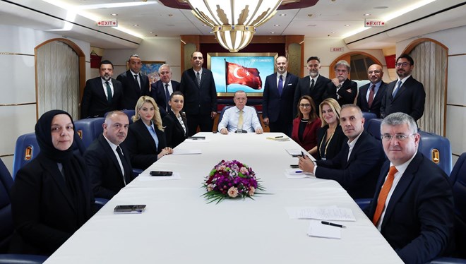 Ahmet Hakan, uçaktaki havayı anlattı: "Erdoğan, DEM'in son yaptıklarından memnun değil" 1 Cumhurbaşkanı Erdoğan: İsrail ateşkese uymuyor