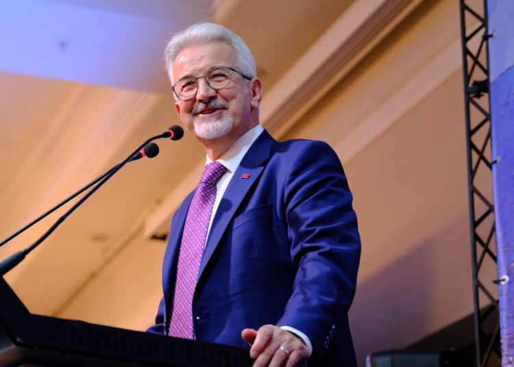 Eski Nilüfer Belediye Başkanı Turgay Erdem dahil 15 tutuklama 1 Eski Nilüfer Belediye Başkanı Turgay Erdem ve 21 kişi hakkında gözaltı kararı