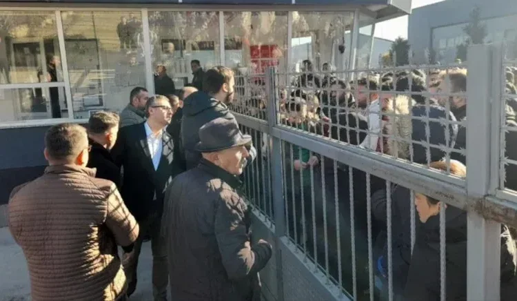 Dev tekstil fabrikasında grev: 800 işçi iş bıraktı 1 Dev tekstil fabrikasında grev: 800 işçi iş bıraktı