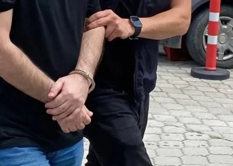 Son iki haftada 32 ilde FETÖ operasyonu düzenlendi: 41 şüpheli tutuklandı 1 Son iki haftada 32 ilde FETÖ operasyonu düzenlendi: 41 şüpheli tutuklandı