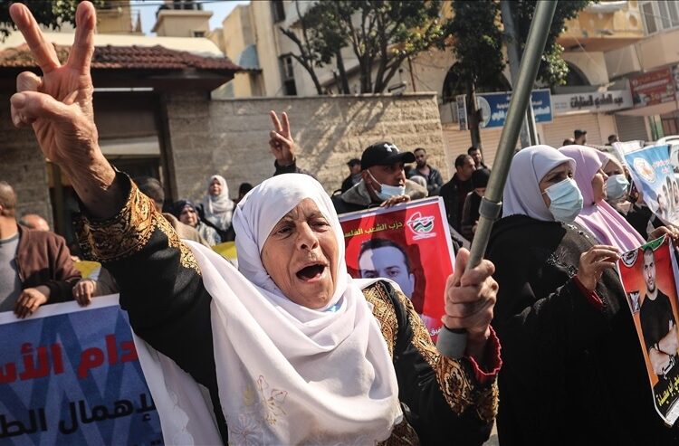 Filistinli esirleri taşıyan ilk otobüs Gazze'ye ulaştı 1 Filistinli esirleri taşıyan ilk otobüs Gazze’ye ulaştı