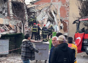 Gebze’de 7 katlı bina çöktü: Arama kurtarma çalışması sürüyor