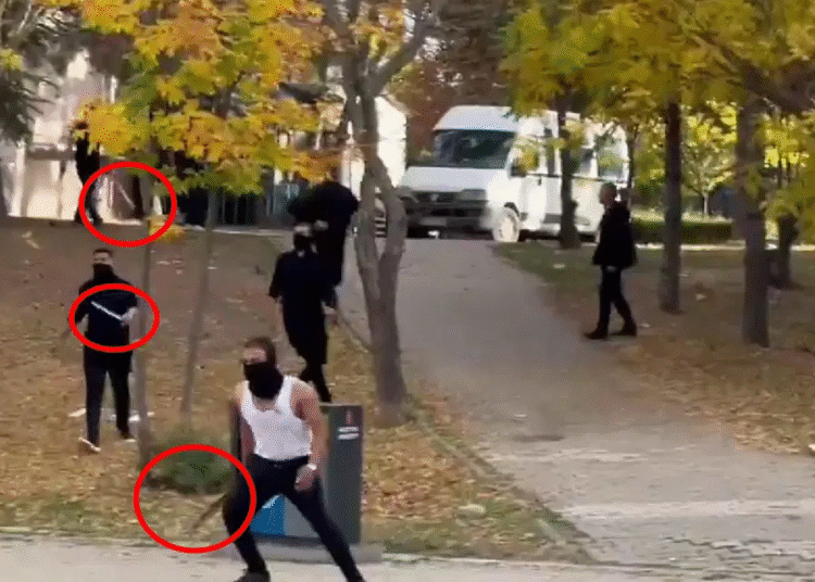 Hacettepe Üniversitesi'nde 'palalı' baskın: Maskeli grup, öğrencilere saldırdı 1 Hacettepe Üniversitesi’nde ‘palalı’ baskın: Maskeli grup, öğrencilere saldırdı