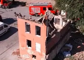 Fatih’te 2 katlı bina çöktü, enkazda arama çalışmaları yapılıyor